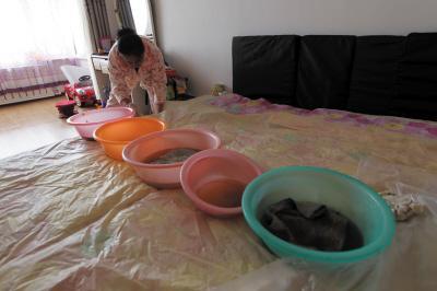 兴业楼上漏水，住户失联，小区没物管，业主维权难！律师来支招……